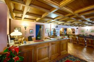 雷梅斯-诺特雷-达梅格兰塔帕丽酒店的一间客厅,客厅里设有大型木制酒吧