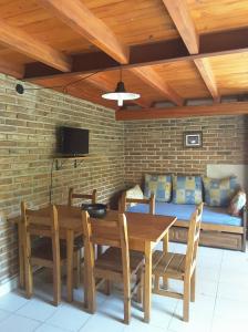 圣罗莎卡拉穆奇塔县La Campiña Cabañas的一间带桌椅和沙发的用餐室