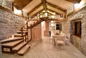 科托尔Villa Dub的一间设有楼梯、桌子和厨房的房间