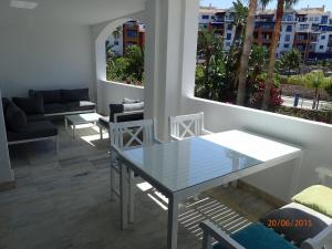 阿尔姆尼卡Balandro Apartment的客厅配有玻璃桌和椅子