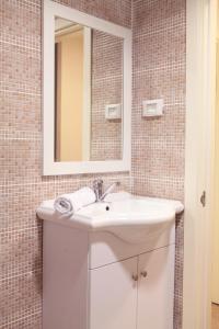 特拉维夫艾德尔森酒店 的浴室设有白色水槽和镜子