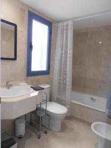 阿尔姆尼卡Balandro Apartment的浴室配有卫生间、盥洗盆和浴缸。