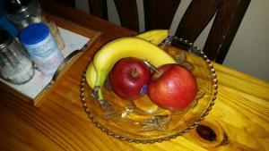布克洛B & B Kostelijk的桌上一碗水果,上面有苹果和香蕉