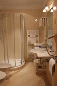 奥蒂塞伊嘉尼帕罗拉米克酒店的带淋浴和盥洗盆的浴室