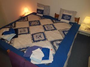 Warffumde Twee Paardjes的床上有蓝色和白色的被子