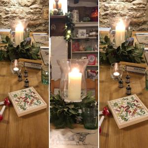朗康​​普顿The Norman Knight Whichford的三张带蜡烛和圣诞装饰的桌子照片