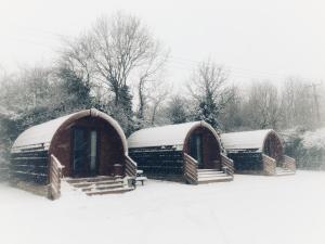 朗康​​普顿The Norman Knight Whichford的雪覆盖的三间小屋