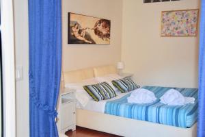 罗马库尔罗马公寓的一间卧室配有蓝色窗帘的床