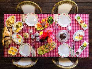 KahalBetzel Ha'Ella的一张野餐桌,上面放着食物盘
