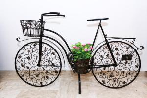 滨海波利尼亚诺Apulia 70 Holidays的一辆自行车,上面装有篮子和鲜花