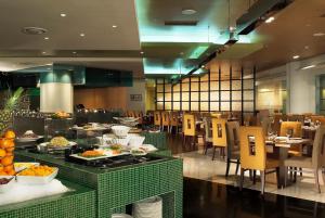 清州市清大广场酒店的一间提供自助餐的餐厅,配有桌椅