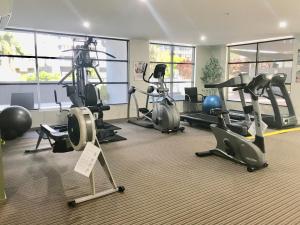 布里斯班奎斯特早餐小溪酒店的健身房设有跑步机,健身房提供健身自行车