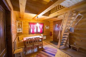 利普托斯基米库拉斯Drevenice TriMount的小木屋内带桌子和楼梯的用餐室
