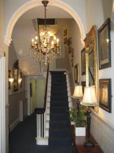 布莱顿霍夫奎恩斯伯里酒店的房屋内带吊灯和楼梯的走廊
