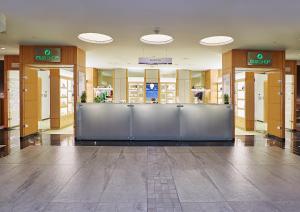 萨潘贾里士满诺健康Spa酒店 - 仅限成人酒店的大厅,楼里有一排摊位