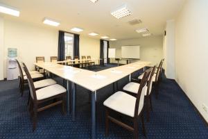 里加格特鲁德瑞克斯韦尔酒店的大型会议室,配有长桌子和椅子