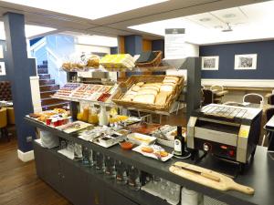 巴利亚多利德阿特里奥精品酒店的餐厅内展示的自助餐点