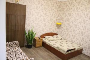 敖德萨квартира的一间小卧室,配有两张床和椅子