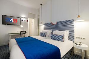 巴黎34B酒店 - 阿斯托利亚酒店的酒店客房设有一张大床和一台电视机。