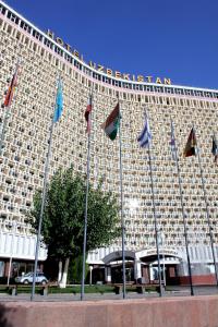 塔什干乌兹别克斯坦酒店的前面有旗帜的大建筑