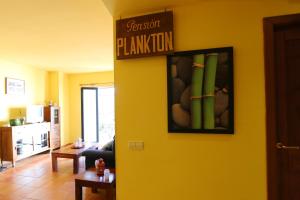 卡莱利亚德帕拉弗鲁赫尔Apartament Antic Plankton - Calella Palafrugell - Free Parking, Beach, Wifi, Perfect holidays的一间客厅,墙上挂着黄色的标志