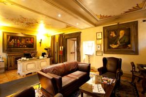 罗马阿凡缇诺酒店的客厅配有沙发和桌子