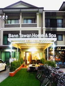 清莱Bann Tawan Hostel Chiang Rai的前面有一辆自行车停放的酒店