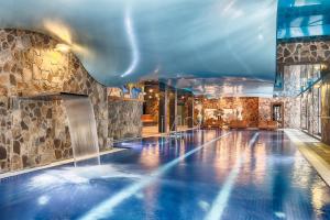什特尔布斯凯普莱索波罗维卡健康酒店的一座带瀑布的游泳池