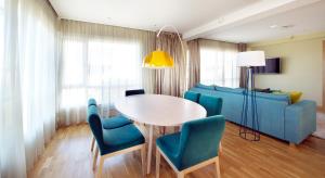 希恩海滩公园克拉丽奥连锁酒店的客厅配有桌椅和沙发