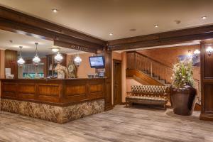 什特尔布斯凯普莱索波罗维卡健康酒店的大堂设有带长凳和楼梯的酒吧