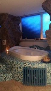 卡里索洛阿尔伯格加尔尼玛蒂娜酒店的窗户客房内的大浴缸