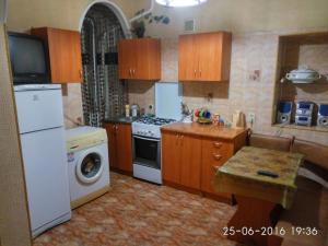 敖德萨квартира的厨房配有白色冰箱和炉灶。 顶部烤箱