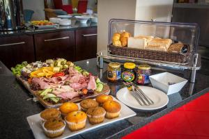巴利托Ebandla Hotel & Conference Centre的餐桌上的自助餐,包括食物