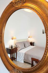 阿达玛斯Tsakanos Apartments的一间卧室配有一张床铺和一张镜子内的桌子