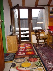 弗拉绍Welcome-Bienvenue-Добро пожаловать的客厅设有桌子和地毯
