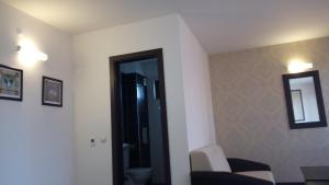 基尔科沃Hotel Enchevi的客房设有带卫生间和镜子的浴室