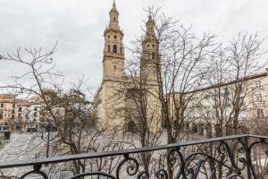 洛格罗尼奥Apto con vistas a la catedral y aire acondicionado的相册照片