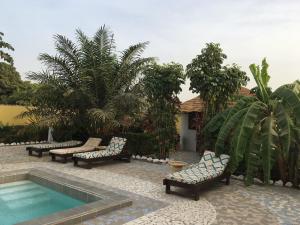 Mango Lodge Gambia内部或周边的泳池