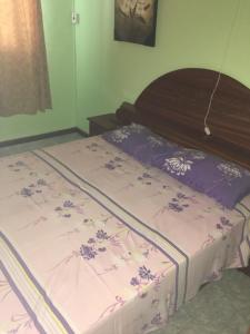 佩雷贝勒莲花公寓的一间卧室配有一张铺有紫色和白色床单的床