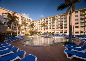 棕榈滩海岸Palm Beach Shores Resort and Vacation Villas的一个带椅子的度假胜地和一个游泳池以及酒店