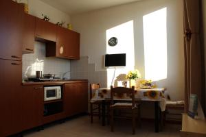 比萨Oasi del piacere的厨房配有小桌子和窗户。