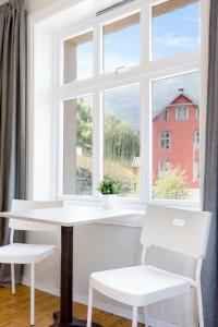 蒂瑟达尔斯洛特公寓的窗前的一张白色桌子和两把椅子