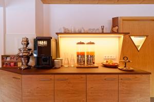 圣安东阿尔贝格Pension Sattelkopf的厨房柜台配有咖啡壶和搅拌机