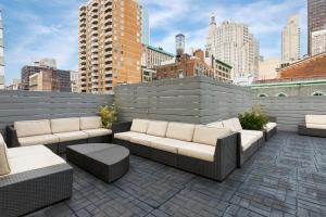 纽约纽约莱克斯酒店的城市屋顶上带沙发和桌子的庭院