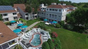 奥甘奎特梅朵梅尔度假酒店的享有带游泳池的大房子的空中景致