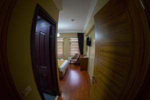 伊斯坦布尔Ramparts Hotel的一间设有门的房间和一间带卧室的房间