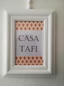 卡斯泰尔菲奥伦蒂诺Casa Tafi的白色画框,带有casa art 标志