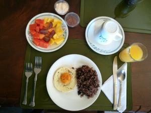 埃雷迪亚Casa del Cafe-Familiar的一张桌子,上面放着一盘食物,包括鸡蛋和水果