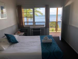 贝尔蒙特斯库迪斯因可汽车旅馆的一间卧室设有一张床,享有海景