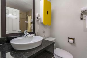 达拉斯达拉斯TX6号一室公寓酒店的一间带水槽、卫生间和镜子的浴室